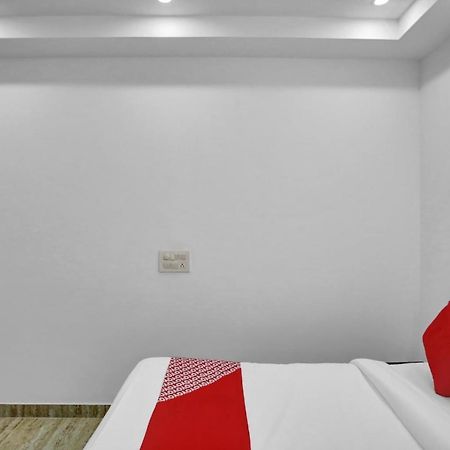 Oyo 82100 Golden Residency Noida Exterior foto